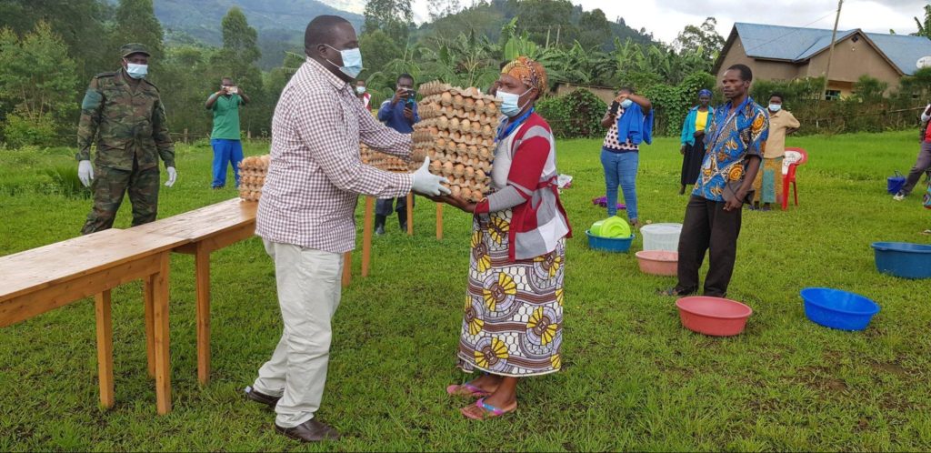 Governor of Northern province in Rwanda, Honorable Jean Marie Gatabazi, hands over eggs to a beneficiary family representative.
Photo: Niyonsenga Aime Francois.